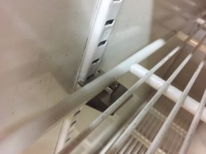 держатель полок в холодильнике