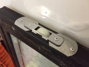 Замена роликов в раздвижных системах холодильного оборудования 